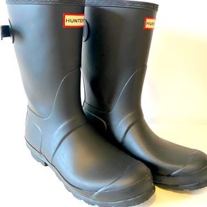 Hunter adjustable rain boots.